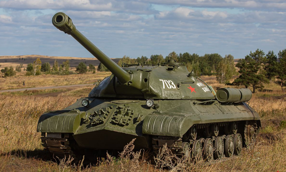 ИС-3 создавался, как противовес тяжелым германским машинам конца ВОВ. На войну танк не успел, но цели свои выполнил. Ведь лучшее оружие это то, которое сохраняет мир. Фото Технофото.