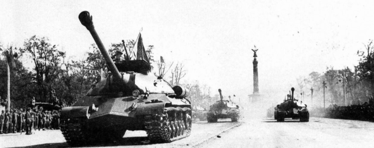 Самое известное фото ИС-3 на параде у Бранденбургских 7 сентября 1945 года. Фото архив МО РФ