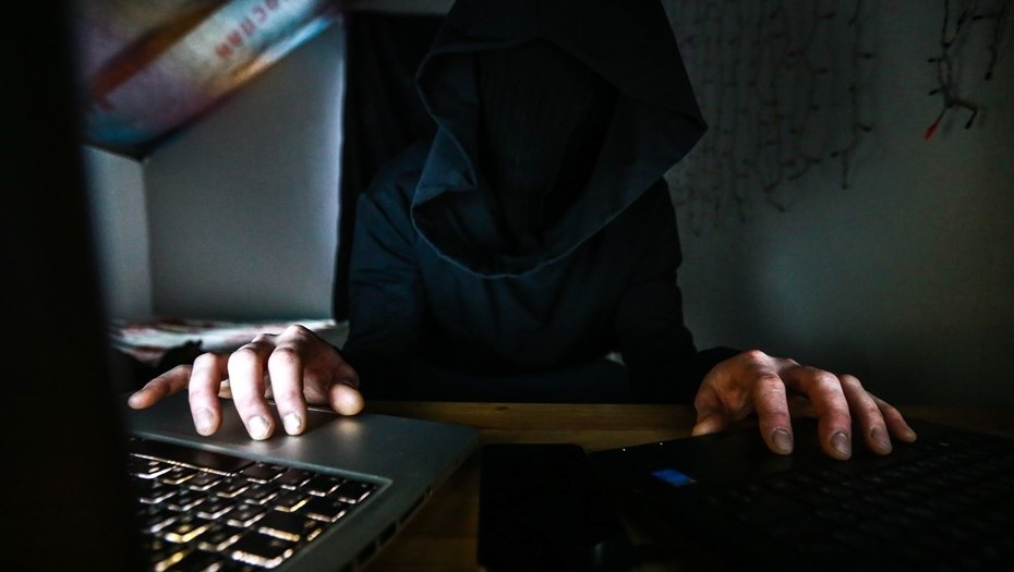    Хакер перед компьютером Автор фото: Сергей Коньков / "Деловой Петербург"