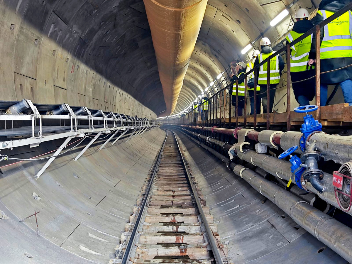     Со Взлетки в сторону центра Красноярска одновременно идут два ТПМК: длина каждого из готовых новых тоннелей приближается к километру