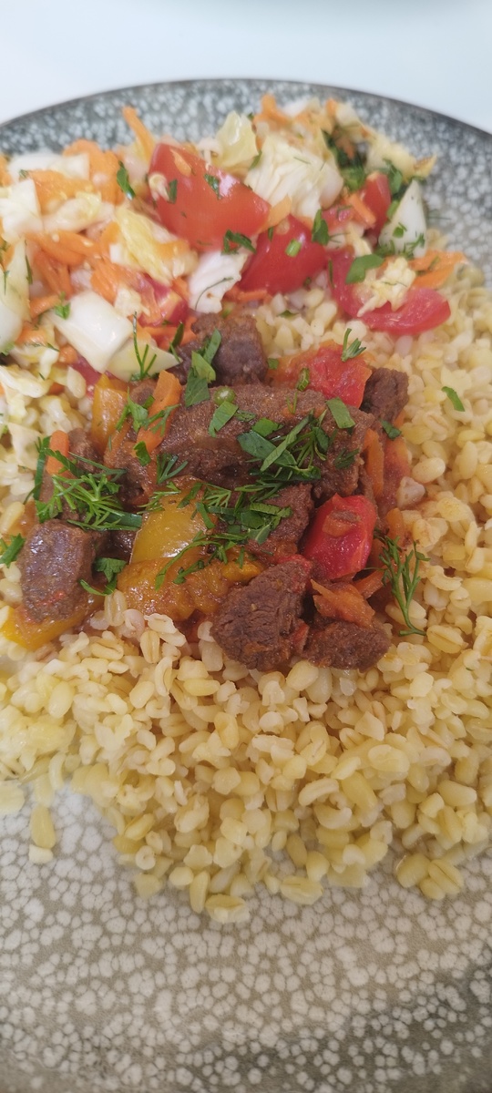 Рис по фото почему-то похож на перловку. Если честно, не очень хорошо помню вкус именно гарнира, но говядина была изумительно нежной и безобразно вкусной. Салат - свеж, хрустящ и ярок. Отличный обед!