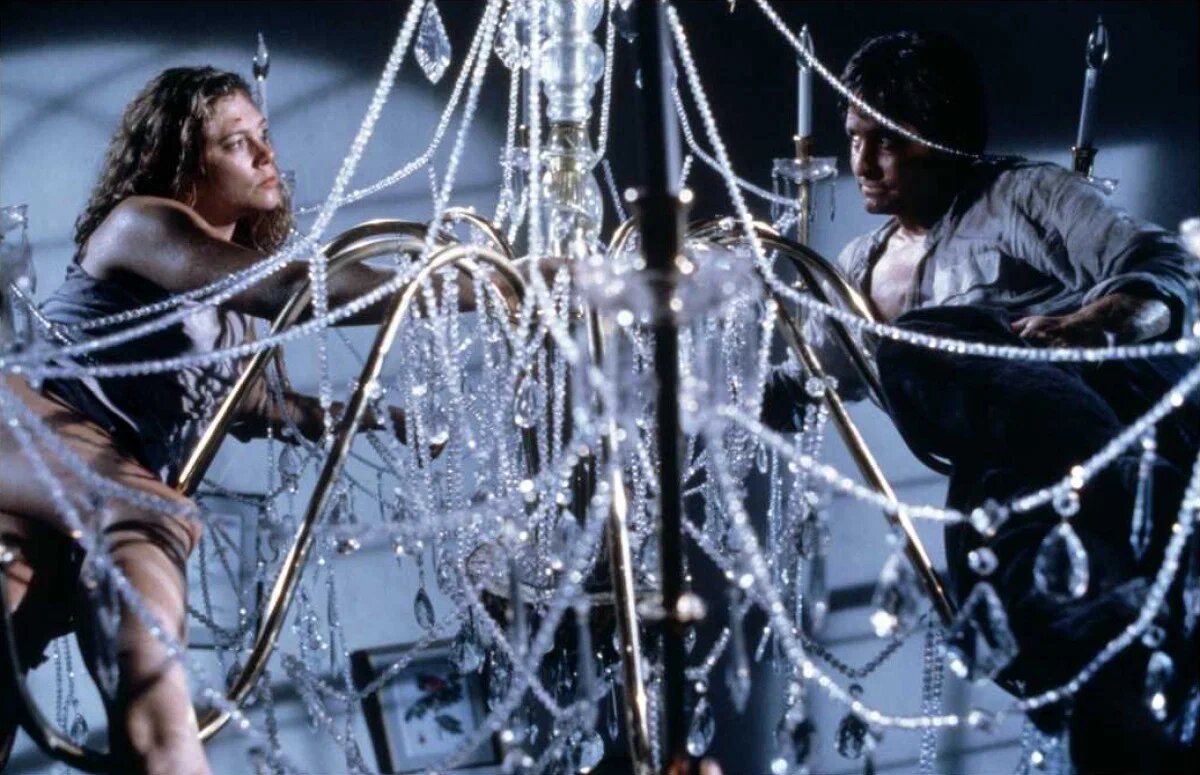 Кадры из оригинального фильма "Война супругов Роуз" (1989)
