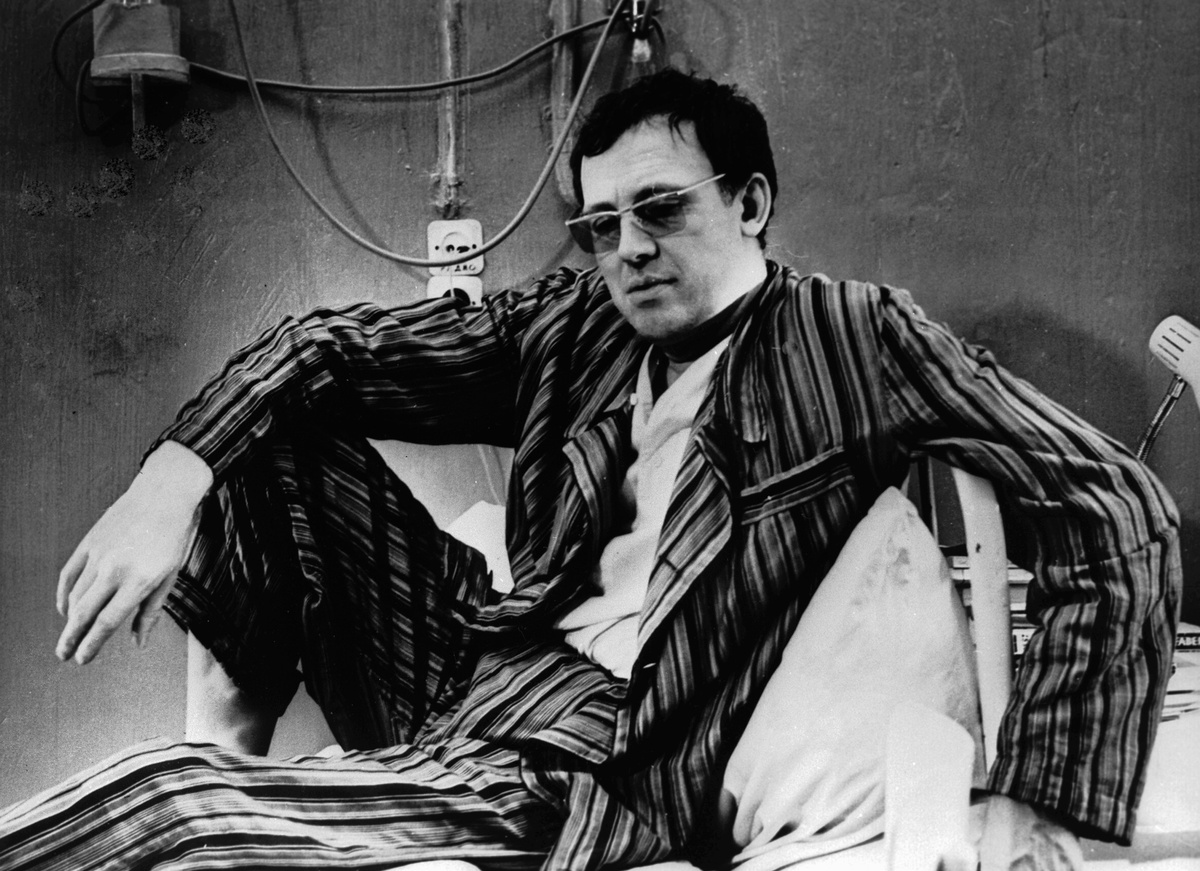    Настоящая фамилия артиста — Смоктунович. По одной из версий, Иннокентий изменил фамилию из-за её неблагозвучности, по другой — вынужден был это сделать, так как среди его родственников были раскулаченные и репрессированные / РИА Новости / Иннокентий Смоктуновский в роли Саши на съёмках фильма «Степень риска»