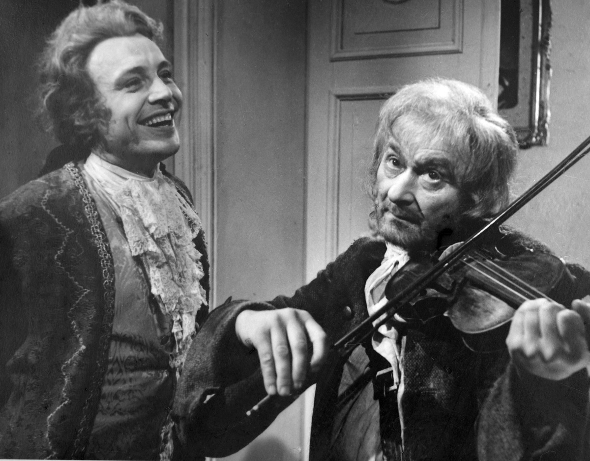    В возрасте 14 лет Смоктуновский впервые оказался в театре и был сильно впечатлён увиденным. После этого он стал постоянно посещать спектакли Красноярского драматического театра им. А.С. Пушкина. Причём иногда будущему артисту приходилось подделывать билеты / РИА Новости / Иннокентий Смоктуновский в роли Моцарта в телефильме-опере «Моцарт и Сальери»