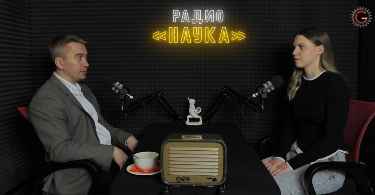 Кадр из видеоподкаста «В смысле?!» в студии "Гранада-ТВ". И.о. декана факультета экологии ЧелГУ Константин Корляков и журналист Маргарита Горбачева