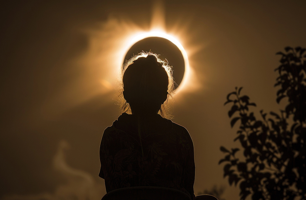     Фото: YashRK/Shutterstock/FOTODOM Если наблюдать солнечное затмение неправильно, можно сильно навередить себе