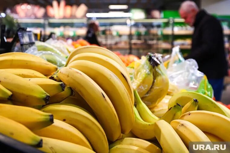 Дешевые бананы продают в сетевых магазинах. Фото: Размик Закарян © URA.RU