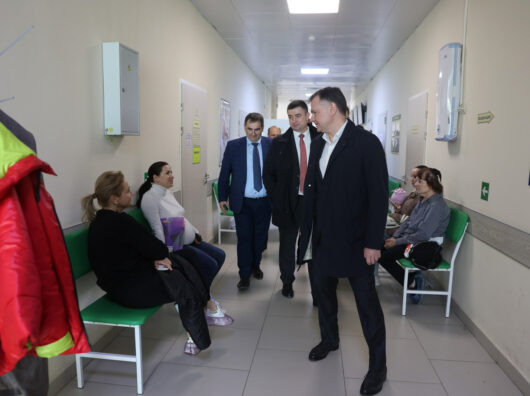    Слюсарь посетил поликлинику в Суворовском // фото: donland.ru