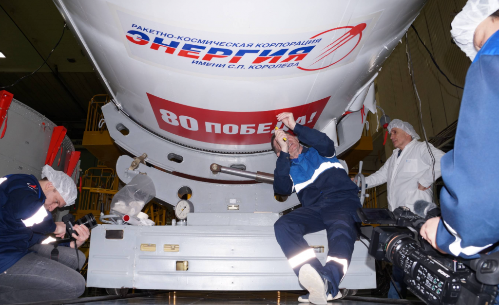 Ракета в космосе. Осветительная ракета. Прогресс-1 космический корабль. Шаттл ракета. В космос без ракеты.
