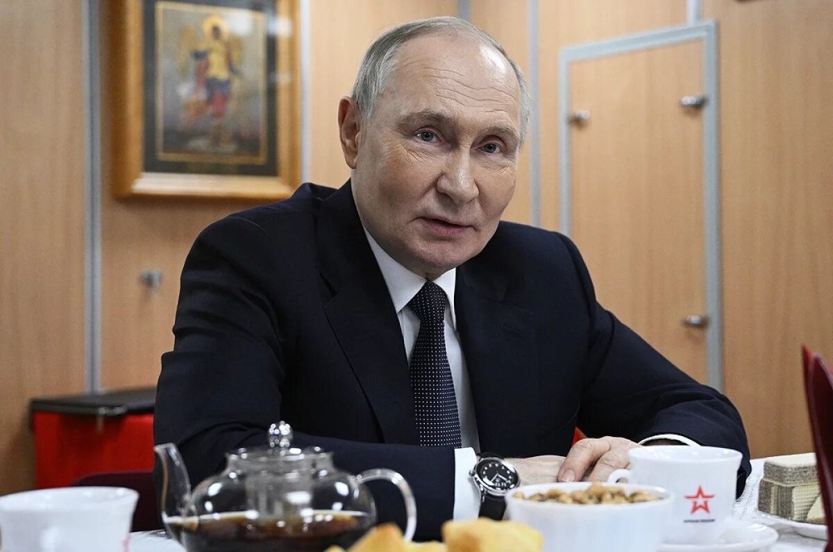    Президент РФ Владимир Путин во время посещения атомного подводного крейсера «Архангельск».