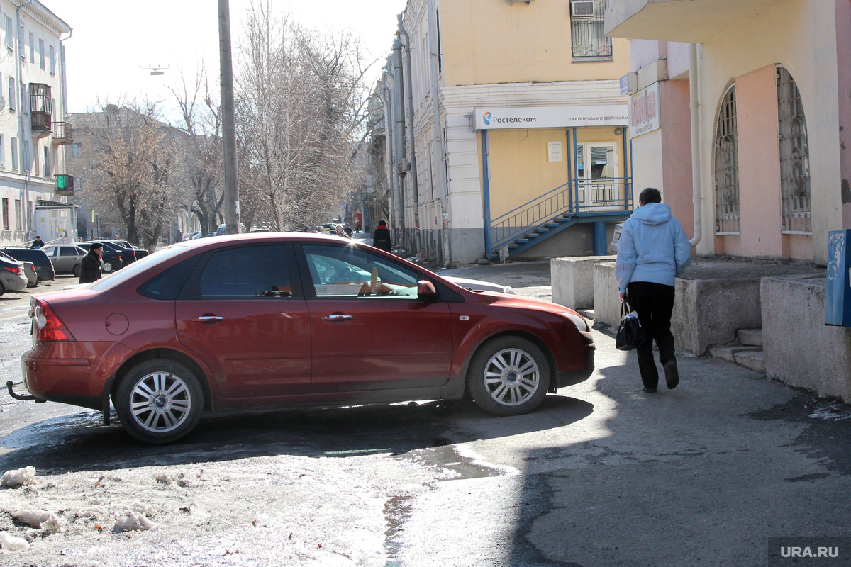 За парковку на тротуарах водителям придется заплатить штраф в 3 раза больше, чем сейчас. Фото: Игорь Меркулов © URA.RU