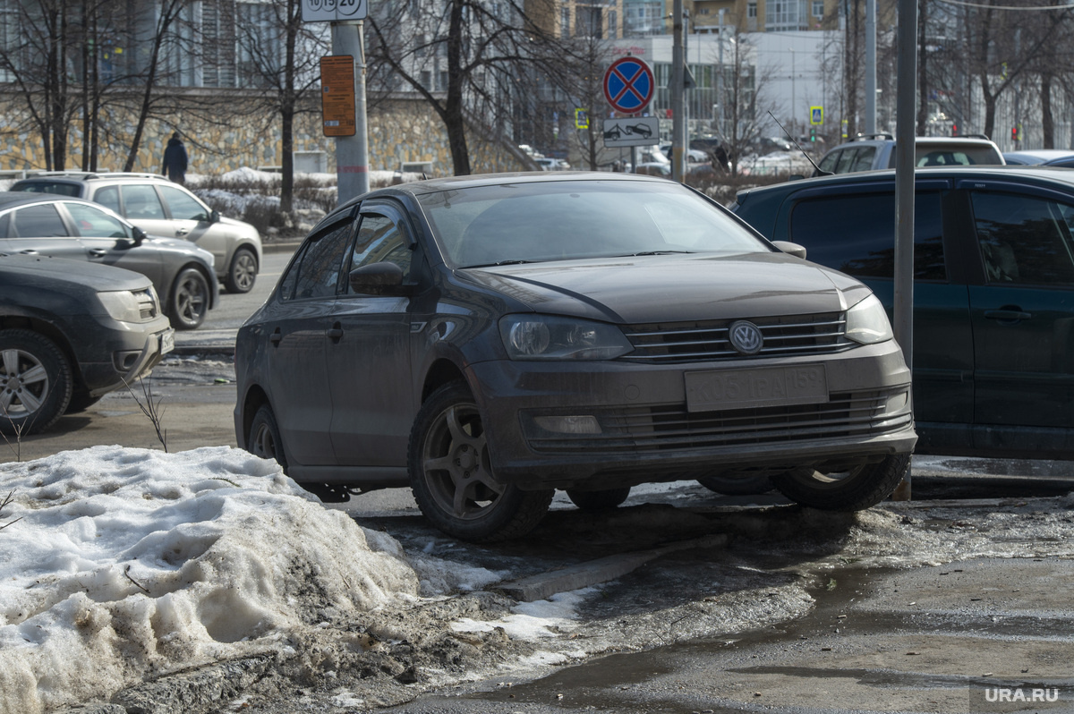 Водители паркуют машины где и как попало. Фото: Сергей Русанов © URA.RU