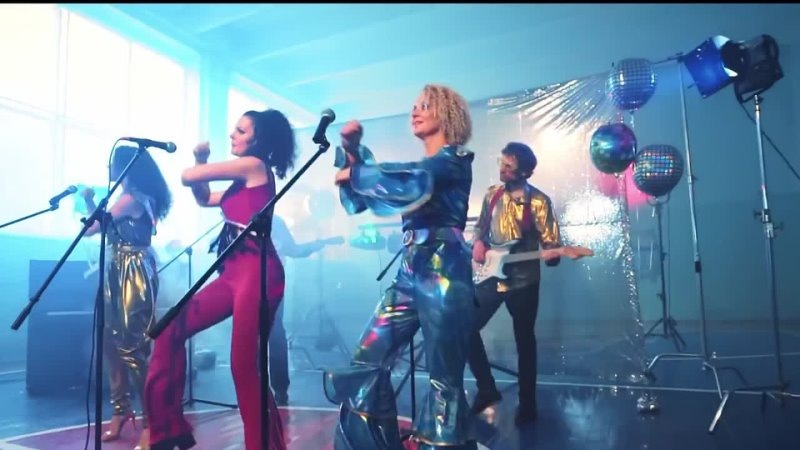    Кадр из видео с исполнением родителями песни-переделки «Я буду жить» (Виктория Дайнеко) на выпускном в школе