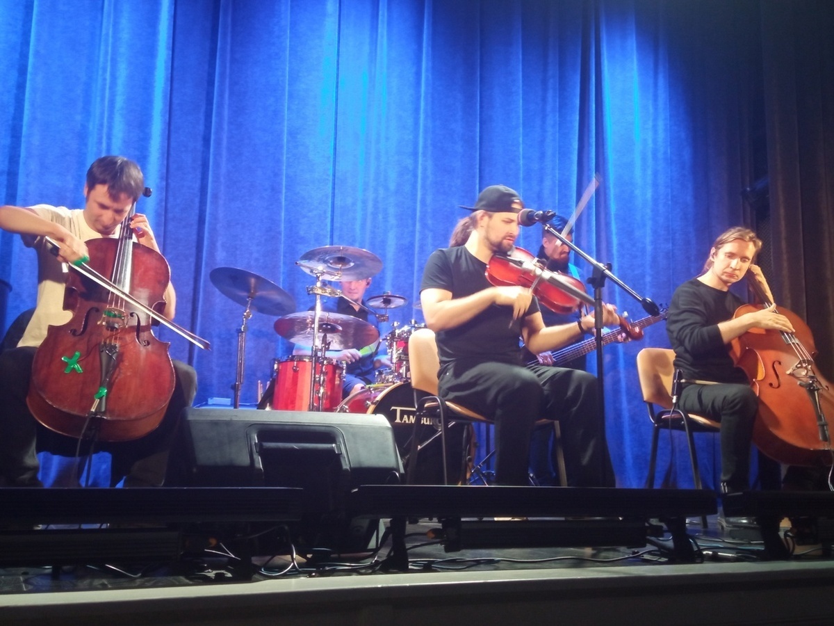 Рок на виолончелях в Доме журналиста на Невском проспекте, фото автора.