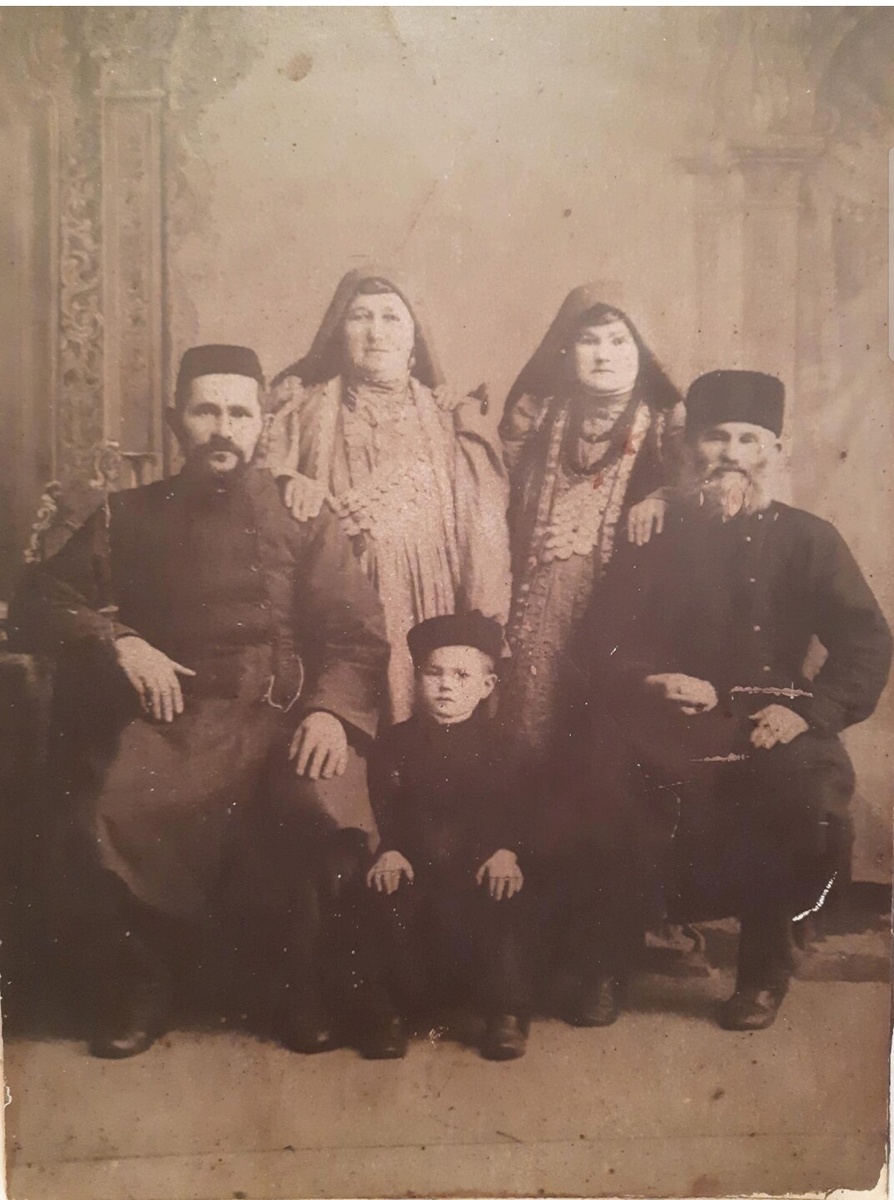 
Шарафутдин с женой Махибе справа, слева ее родители. Около 1900 года
Фото: предоставлено автором