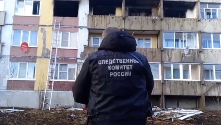    Сотрудник Следственного комитета на месте пожара в Приморске, в результате которого погибли два человека. Ленобласть, март 2025 года. Снимок с видео, максимально возможное качество. Автор фото: Пресс-служба СУ СКР по Ленобласти