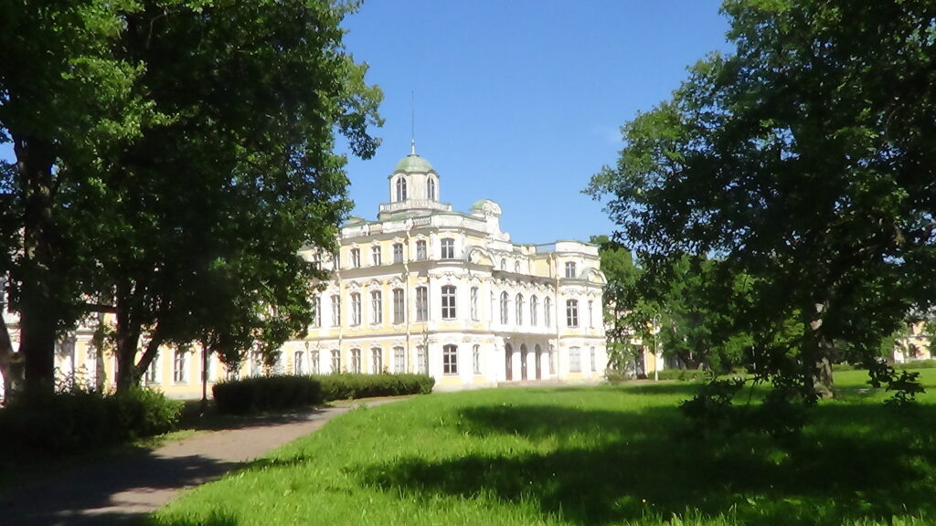 Дворец Разумовского близ Петергофа. фото: wikipedia.com