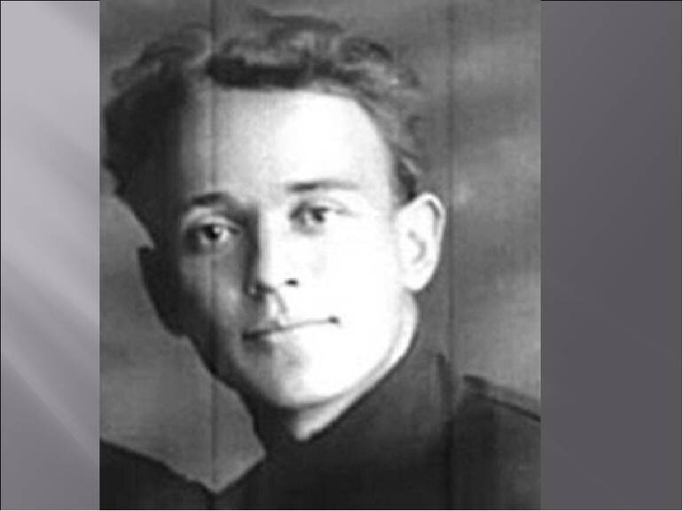 Молодой Миша Шолохов в 1941 году сразу после создания романа "Тихий Дон" (1925- 1940) На момент начала работы над "Тихим Доном автору было 22 -23 года, а к моменту окончания романа 35 лет.