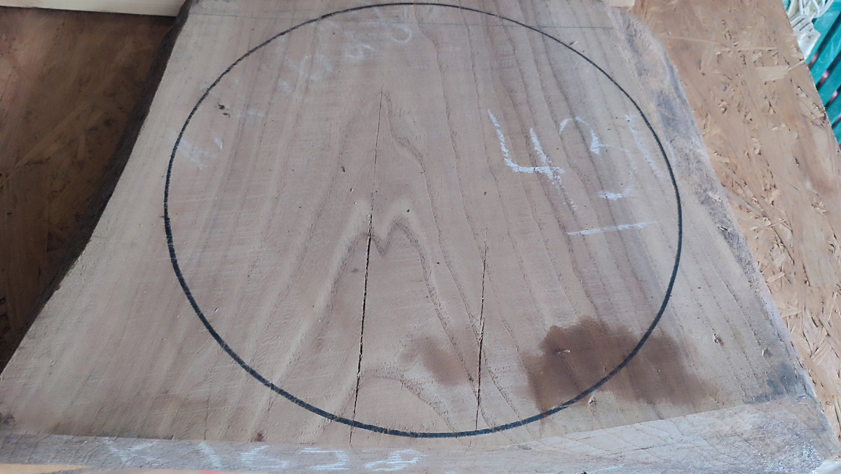 Учитывая неровную кору по краям, круг получался диаметром максимум 37 см.