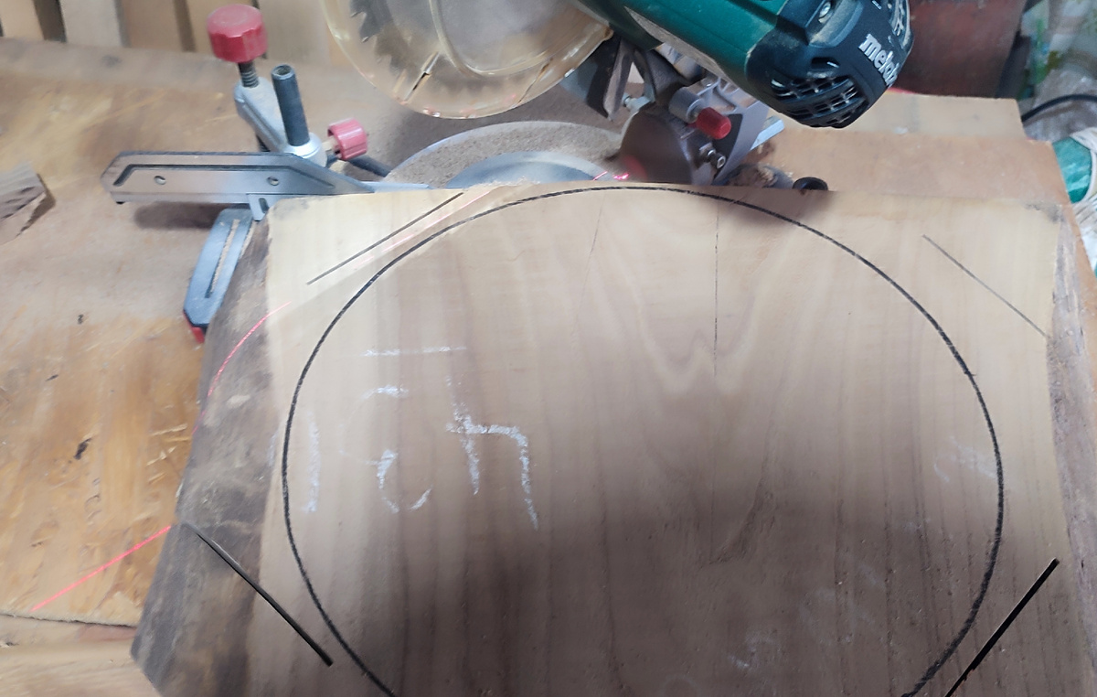 Вначале пытаюсь отпилить углы.