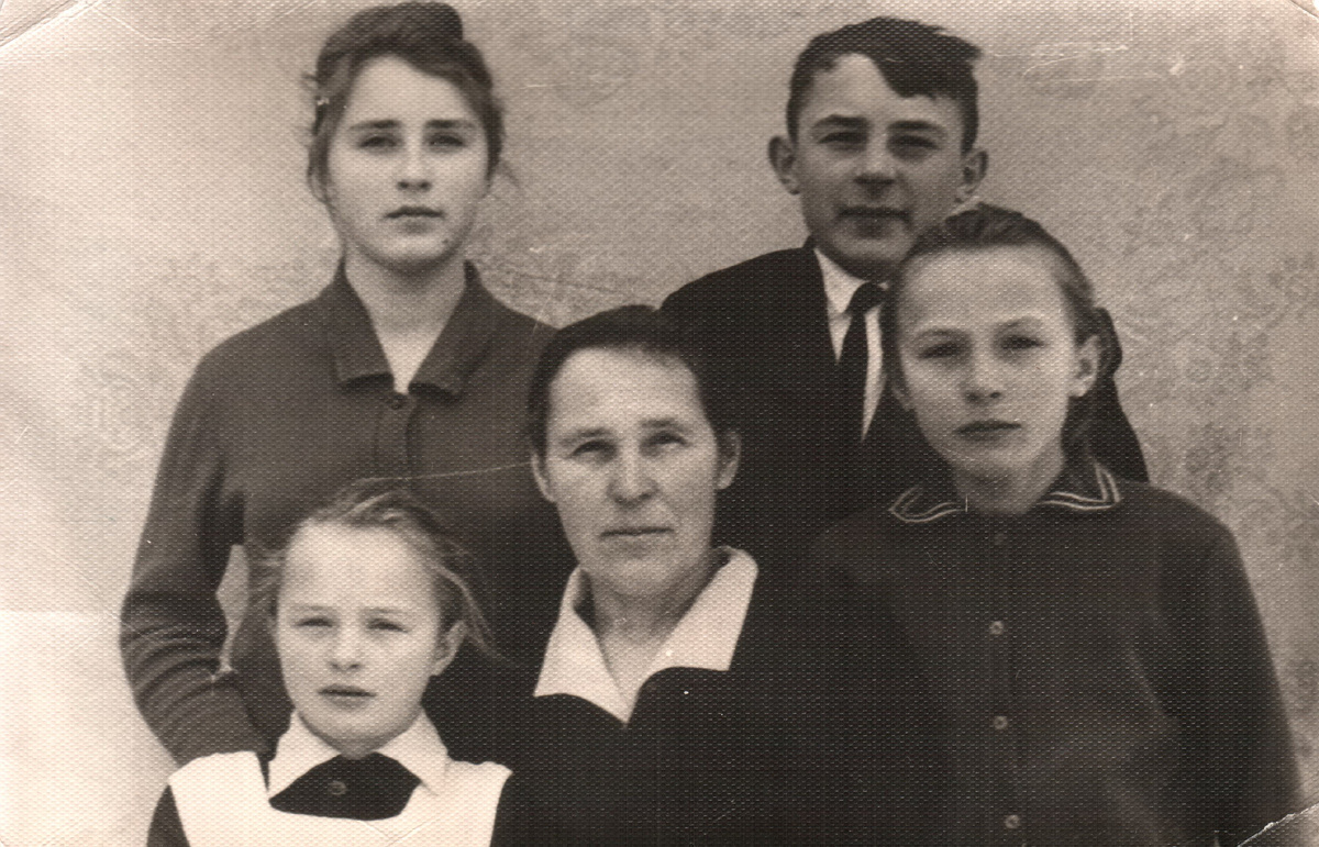 Ульяна Фроленкова с детьми. Первый ряд (слева-направо): Валентина, Ульяна Николаевна, Ольга. 
Второй ряд (слева-направо): Галина, Владимир.