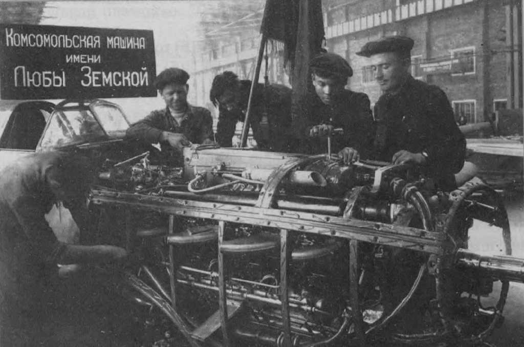 Сборка комсомольской машины имени Любы Земской, 1942 год. Фото: Государственный архив Новосибирской области