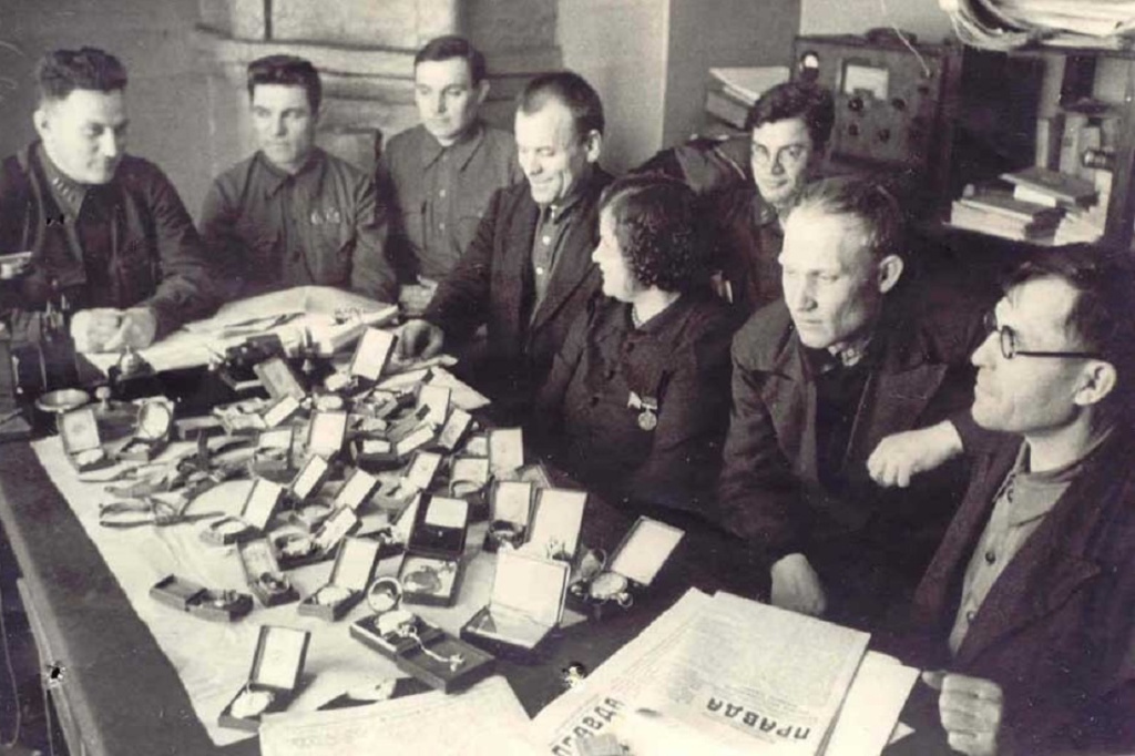 Трудящиеся Новосибирска сдают ценности в Фонд обороны страны, 1941 год. Фото: Государственный архив Новосибирской области