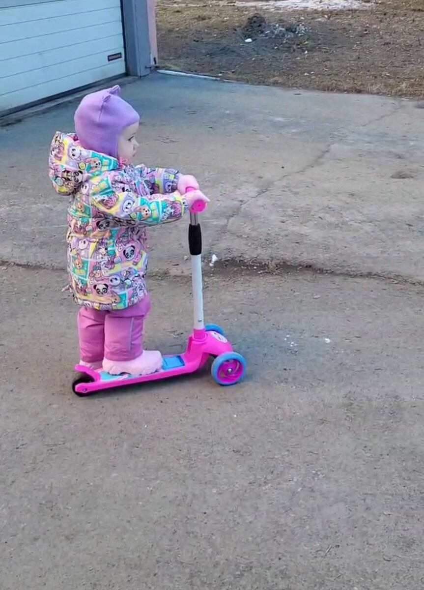 Ждет, когда машина уедет, чтобы дальше ехать ))