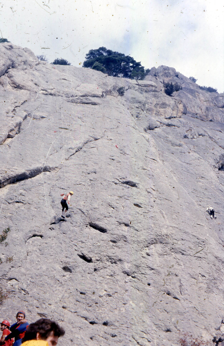 Скала Чижик на склоне горы Соколв в Судаке. Этоя спускаюсь в ранге лидера первенства ДСО Буревестника УССР. В итоге был четвертым.