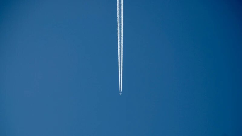     Самолет в небе. Авиасообщение. CC0