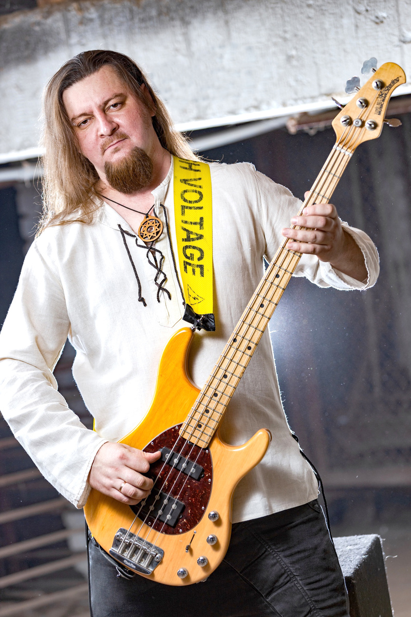 Василий ЛИТВИНОВ, солист, музыкант ГДК:

– В подростковом возрасте я увлёкся рок-музыкой, которая до сих пор меня вдохновляет энергией и бунтарским духом. Люблю мощь гитар и барабанов, поэзию и иносказательность текстов. Рок – это больше, чем музыка, это философия.

Конечно, вдохновляют и слушатели, и любимая жена Галина, и замечательная, невероятная дочка Северина.

А ещё – работа в деревне. Вдали от городской суеты, помогая тестю и тёще, я нахожу новые идеи для песен.

Каждый момент жизни – потенциальный источник вдохновения.