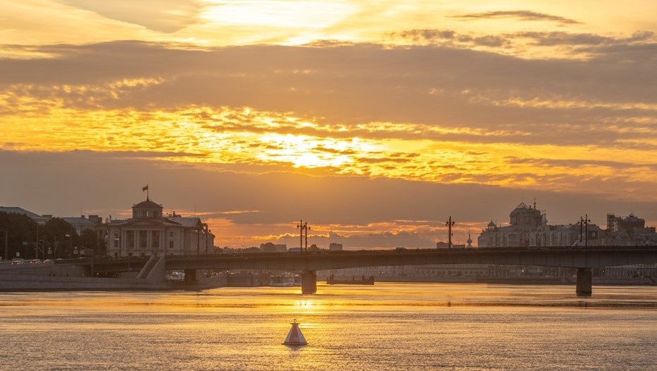    Рассвет над Невой, Пироговской набережной, набережной Кутузова и Литейным мостом в Петербурге. Автор фото: Михаил Тихонов / "Деловой Петербург"