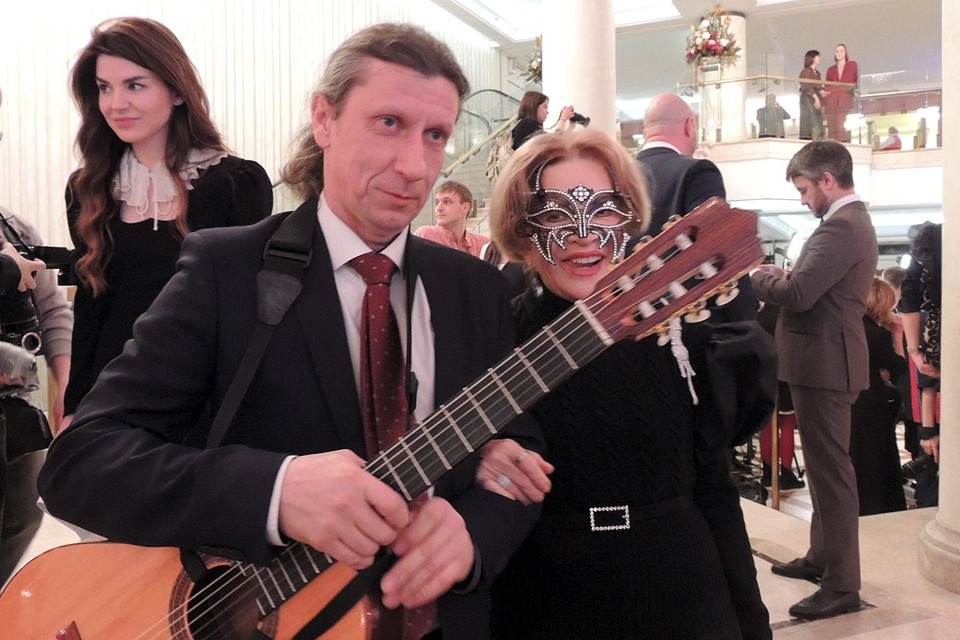    Людмила Максакова с гитаристом. Анастасия ПЛЕШАКОВА