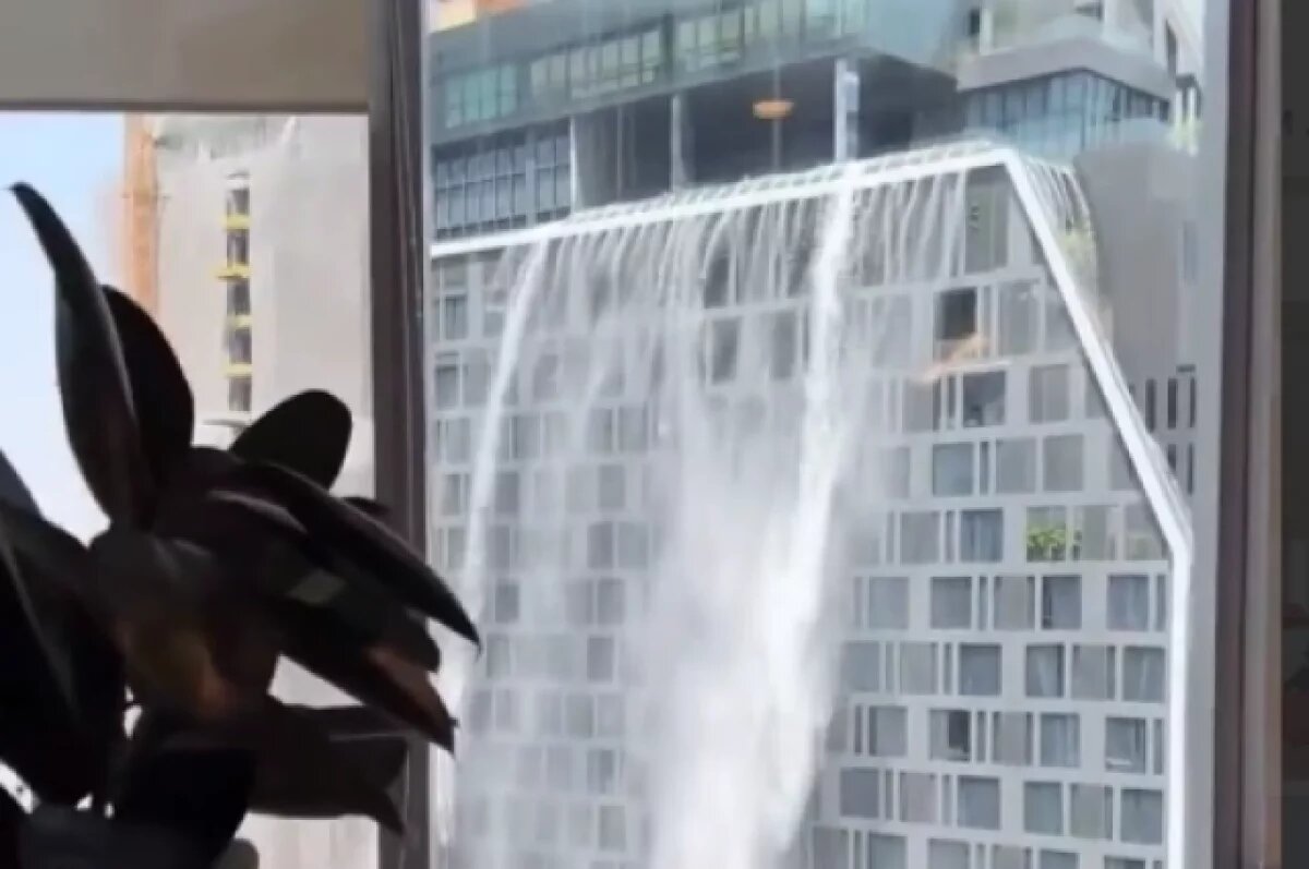    В Бангкоке от землетрясения из бассейнов в высотках выливается вода