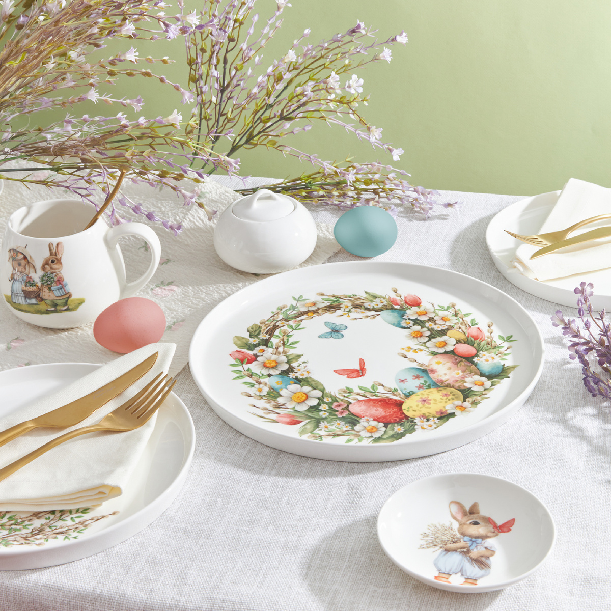 Все предметы коллекции украшают очаровательные кролики в весенних нежных цветах и пархающие бабочки, глядя на которых на душе становится тепло и уютно! 