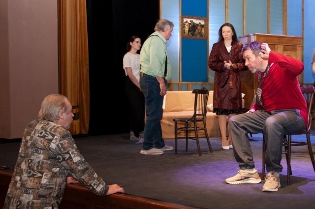    Валерий Алексеев на репетиции "Провинциальных анекдотов". Фото: Омский драматический театр «Галёрка»