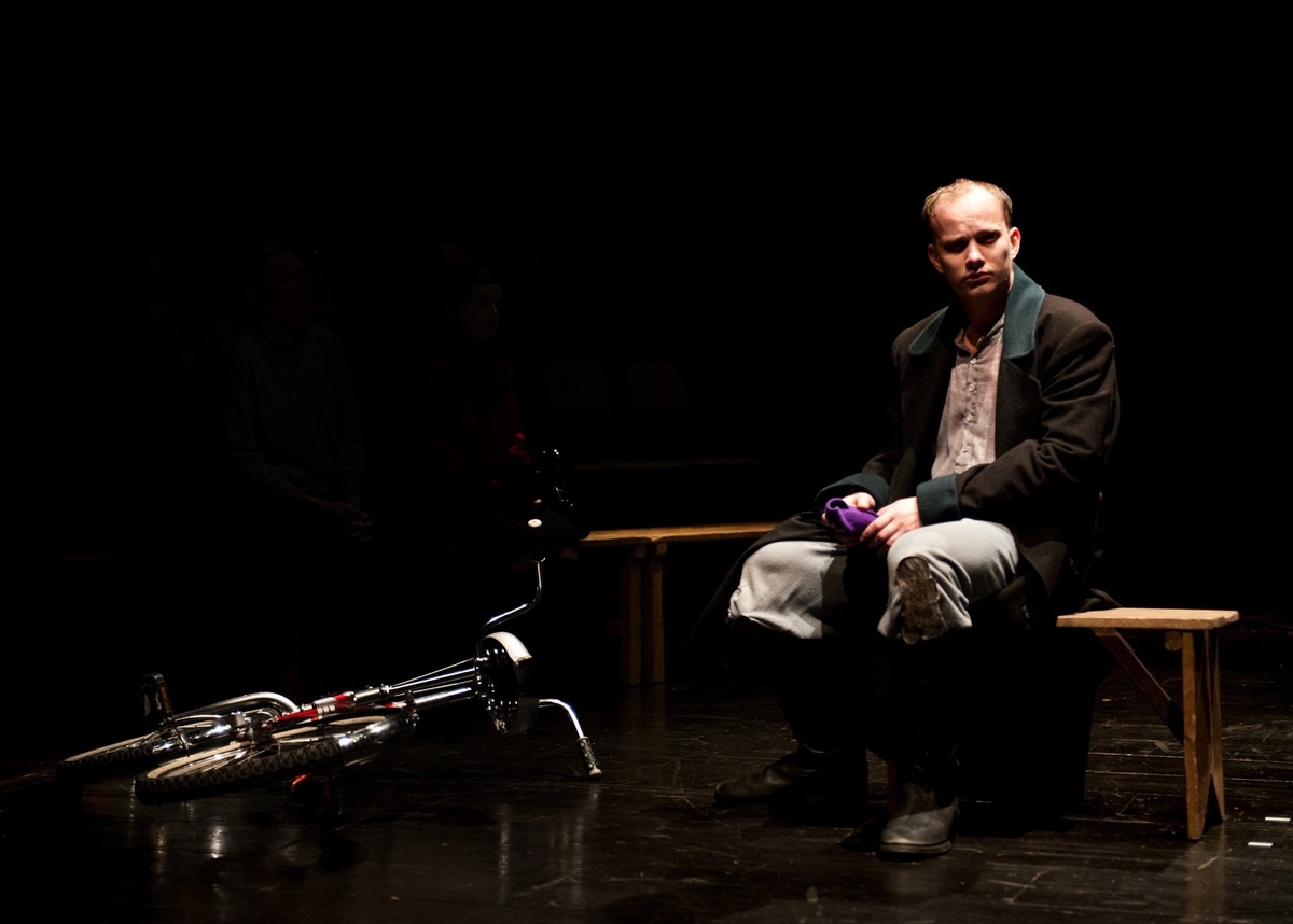 Сергей Кривцов в спектакле «Володя»