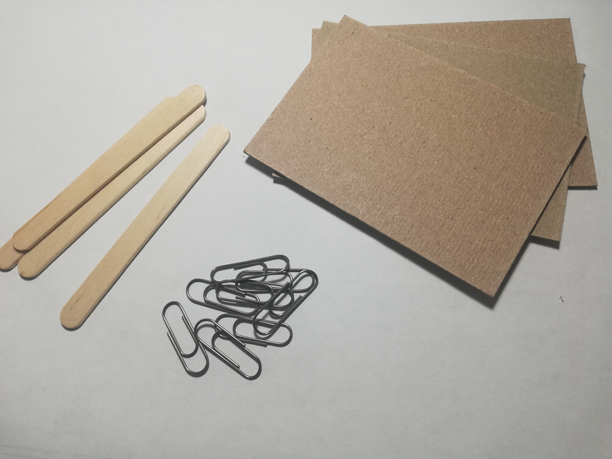 Материалы чтобы создать прочный каркас из палочек от мороженого, скрепки как тяги, а из картона создал крепежи сервомоторов.  #палочки #скрепки #картон