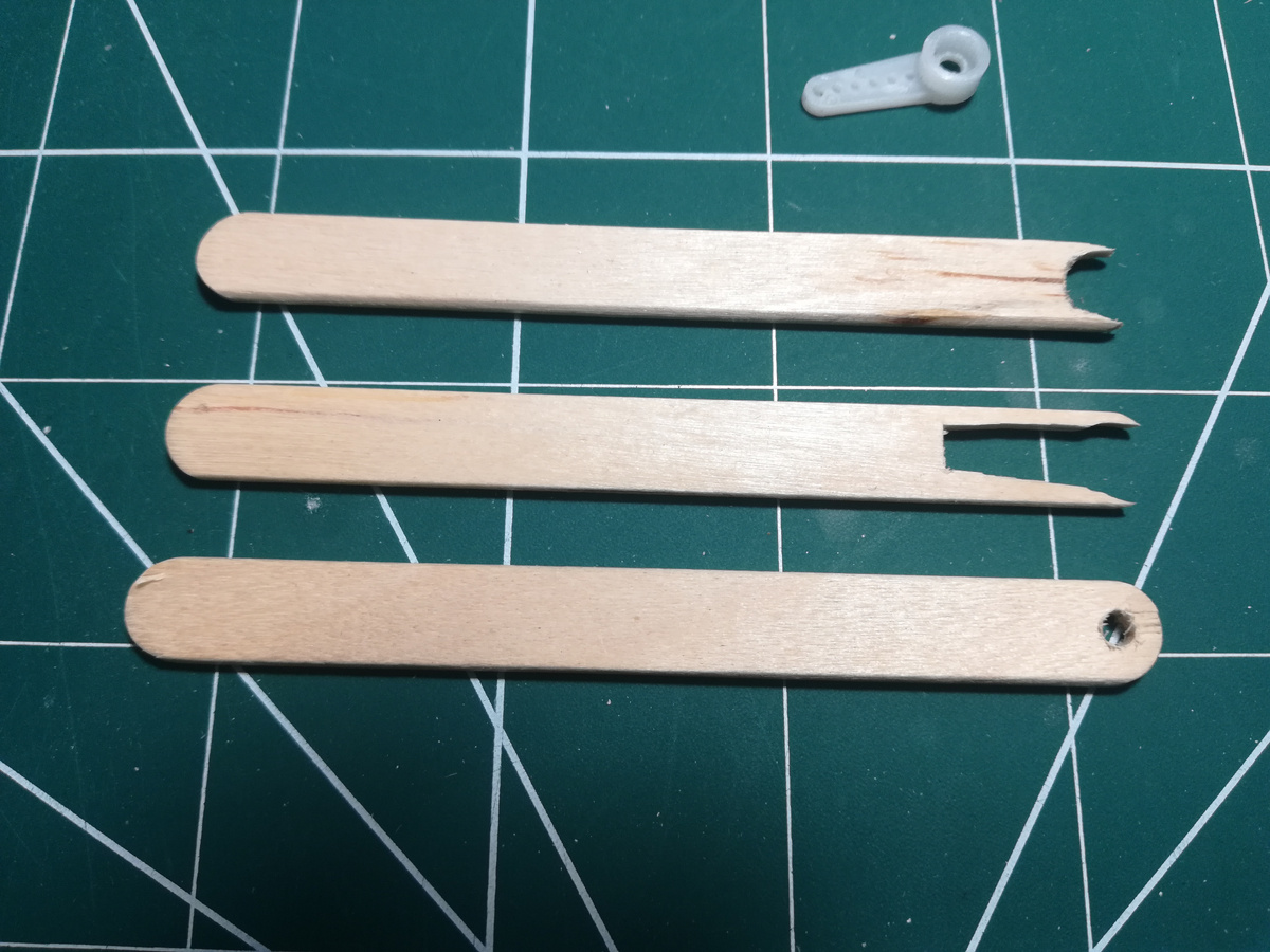 Примерно так создавалась первая вертикальная стрела, из палочек от мороженого. #палочки #DIY