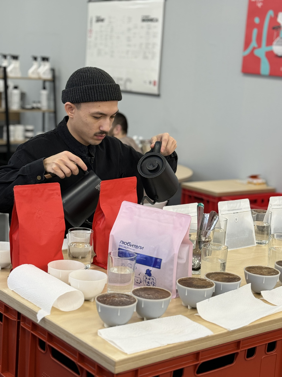 Шеф-бариста Арман Кинжаев готовится к проведению каппинга
