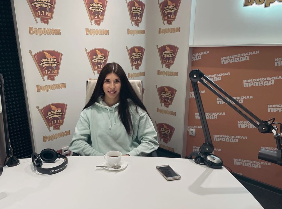    2021 год. Елена Мамедова в радиостудии "КП-Воронеж" после возвращения из Пекина. Алексей СЕРГУНИН