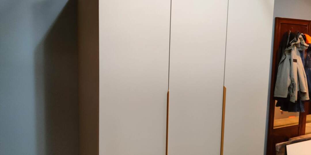 Стильный шкаф с матовыми золотыми ручками