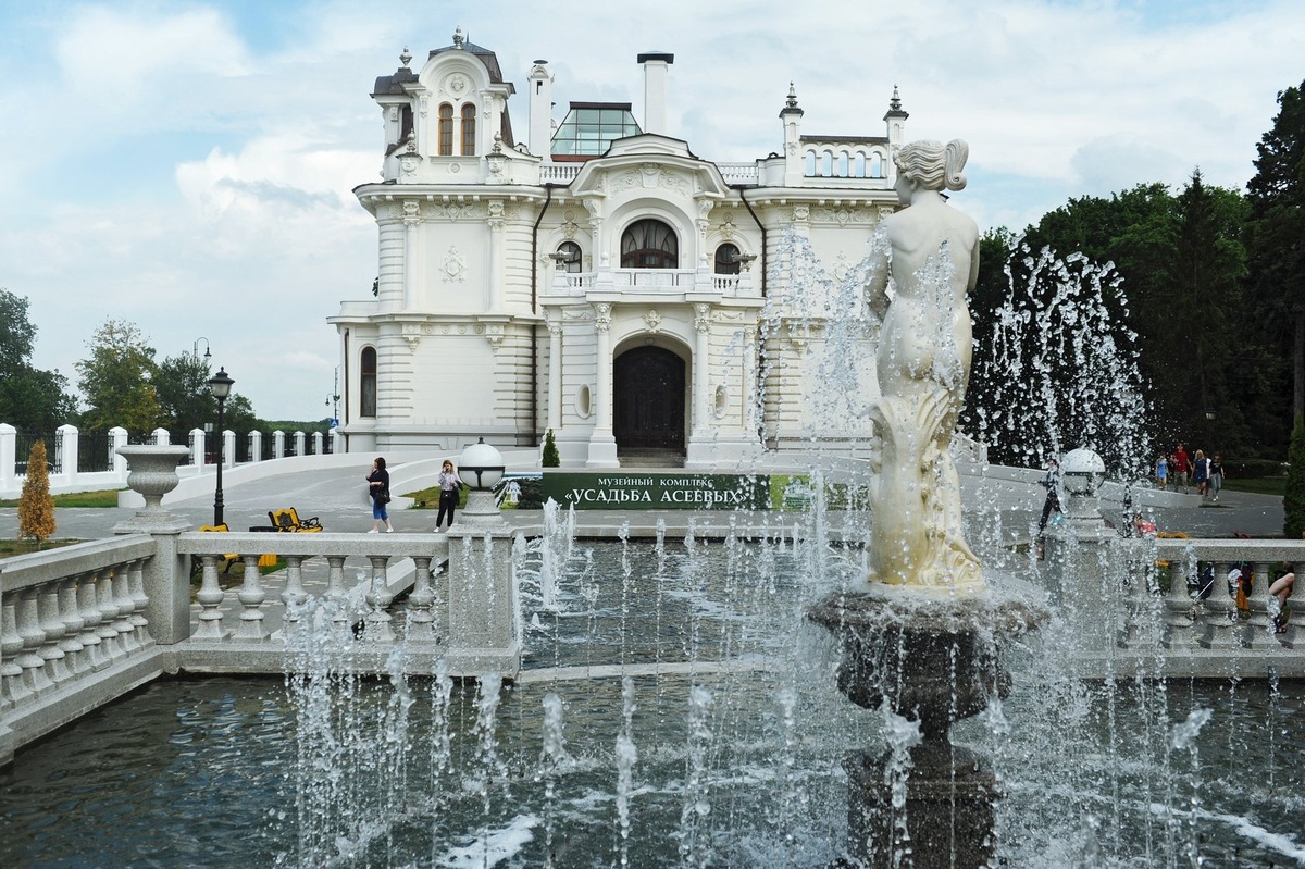    Дворец и фонтан Венера Медицейская в музейном комплексе Усадьба Асеевых в Тамбове