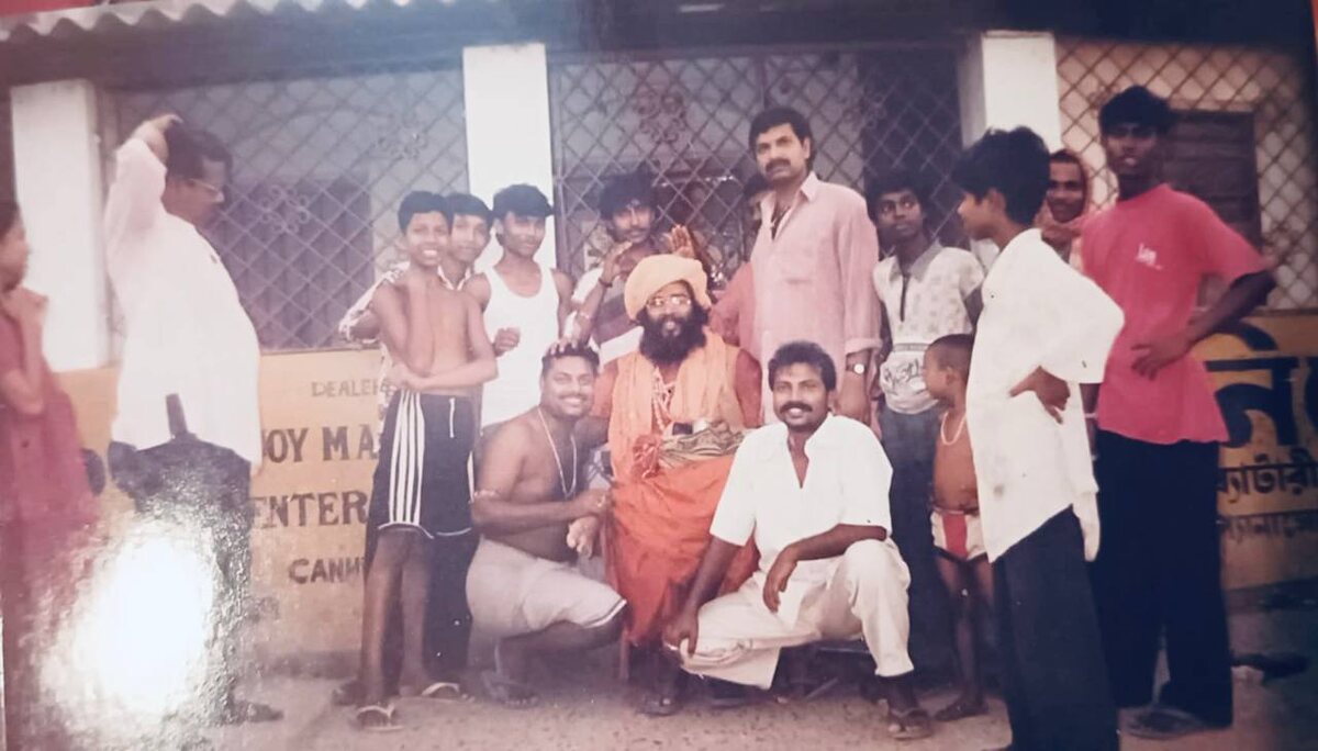 Фотографии с Кумбха Мелы в Харидваре 1998 года, где Лали Баба уже в качестве саньяси. 