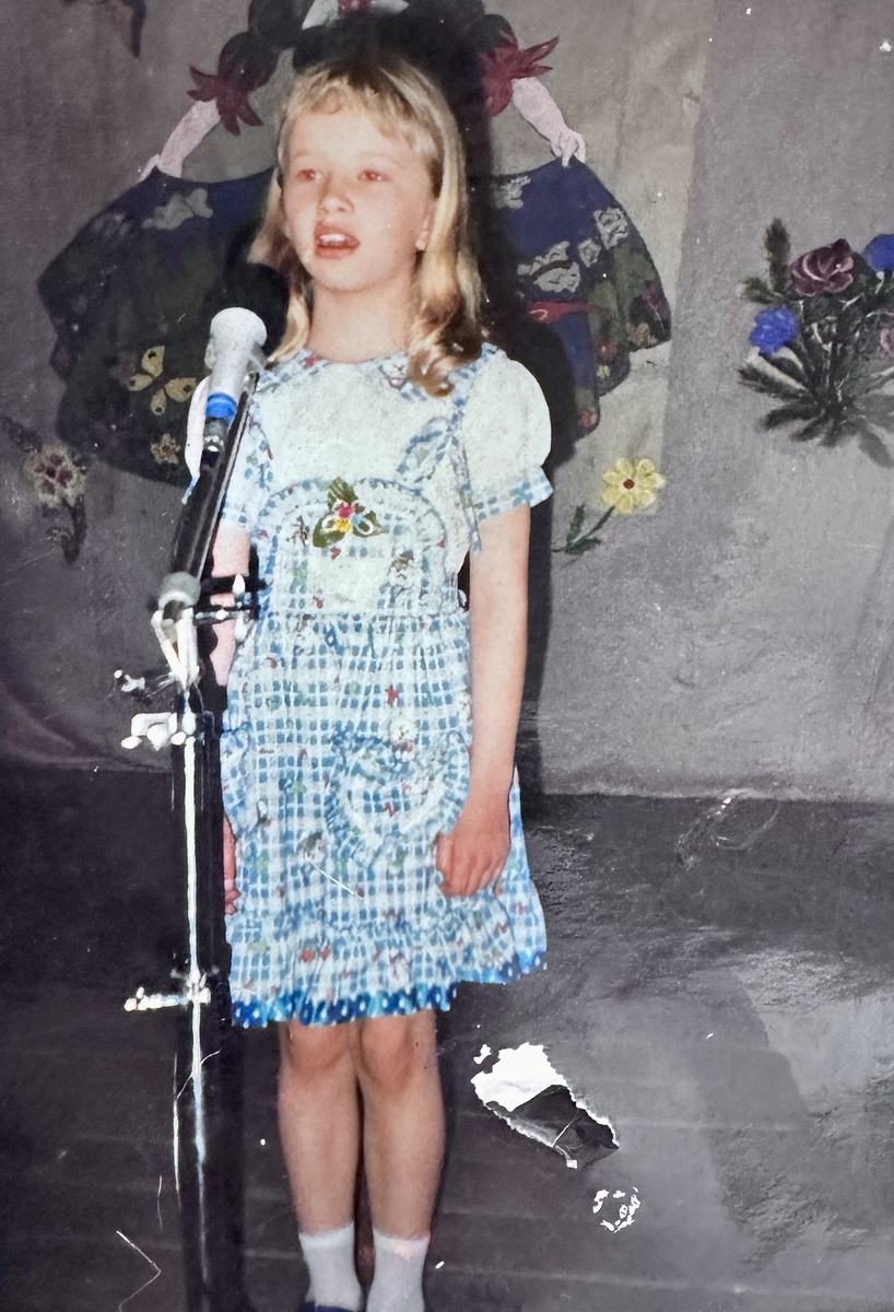 Марина Шадрина на сцене Усть-Питского клуба