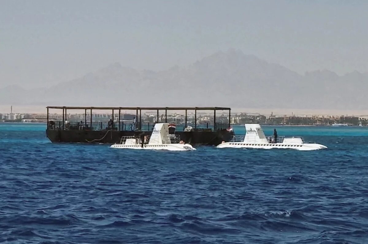    Вид на подводные лодки Sindbad в море у берегов Хургады.