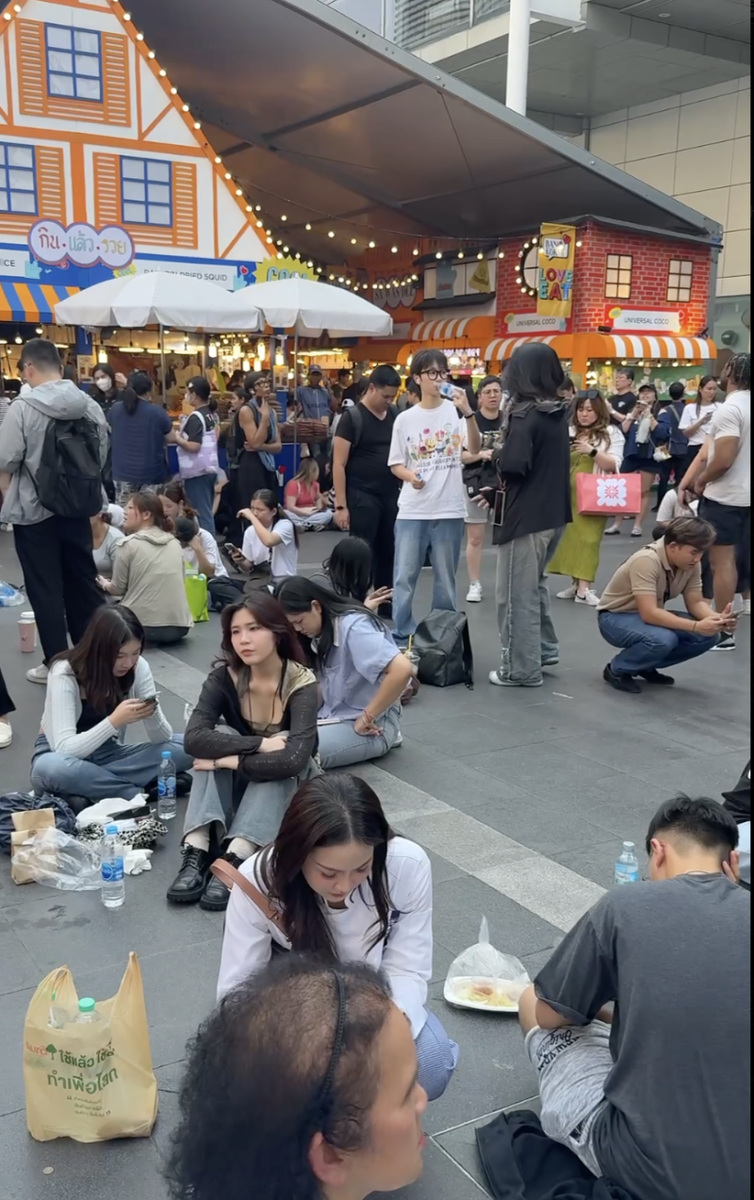    Люди толпятся на улицах, пережидая землетрясение. Скриншот: @bangkok_forum