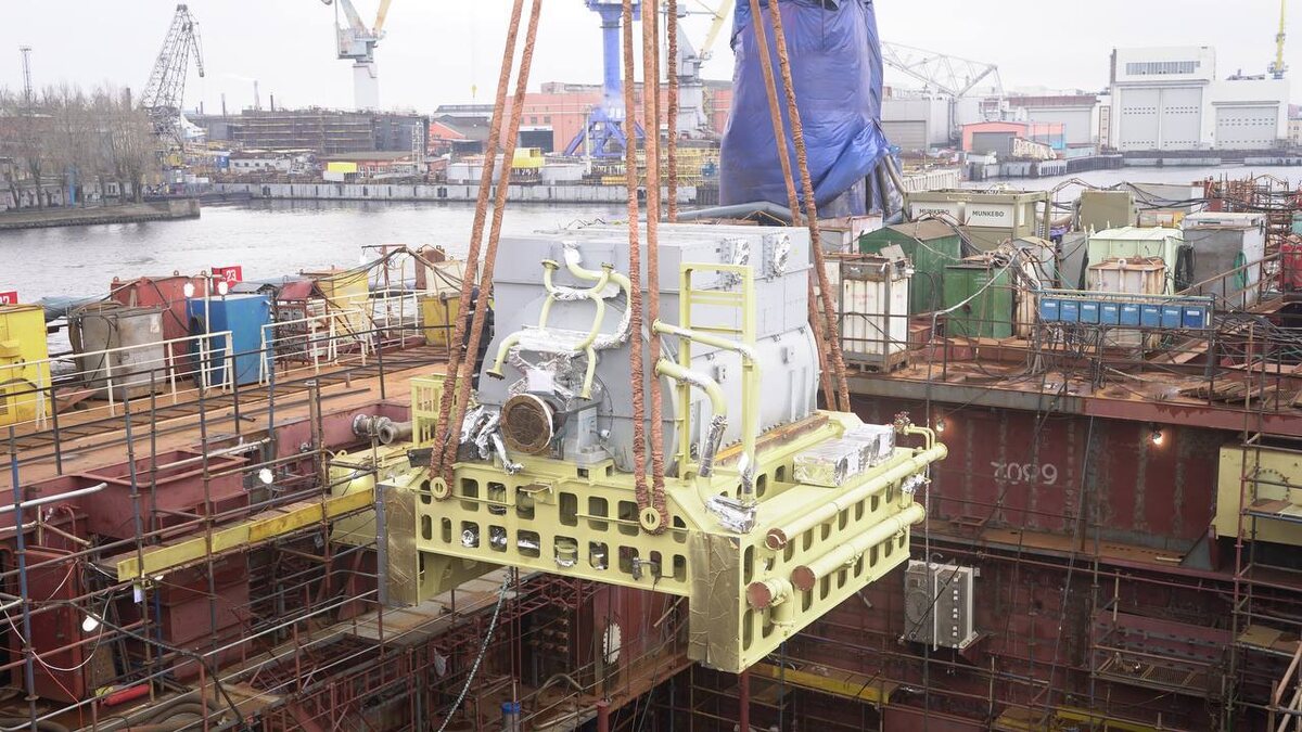   ОСК погрузила главный турбогенератор на атомный ледокол «Чукотка»