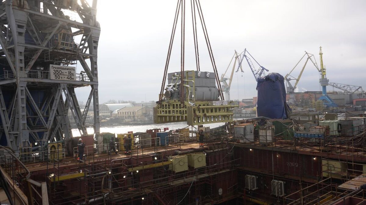   ОСК погрузила главный турбогенератор на атомный ледокол «Чукотка»