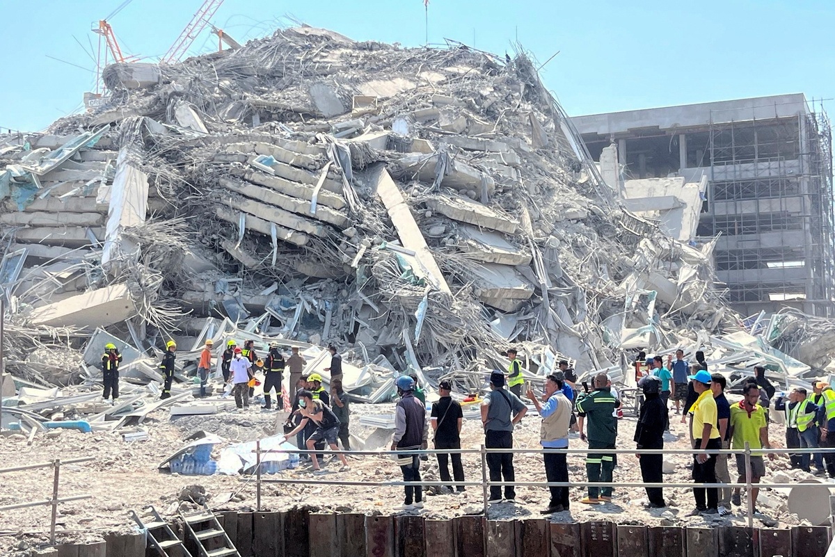    Последствия землетрясения в Бангкоке./REUTERS/Ann Wang